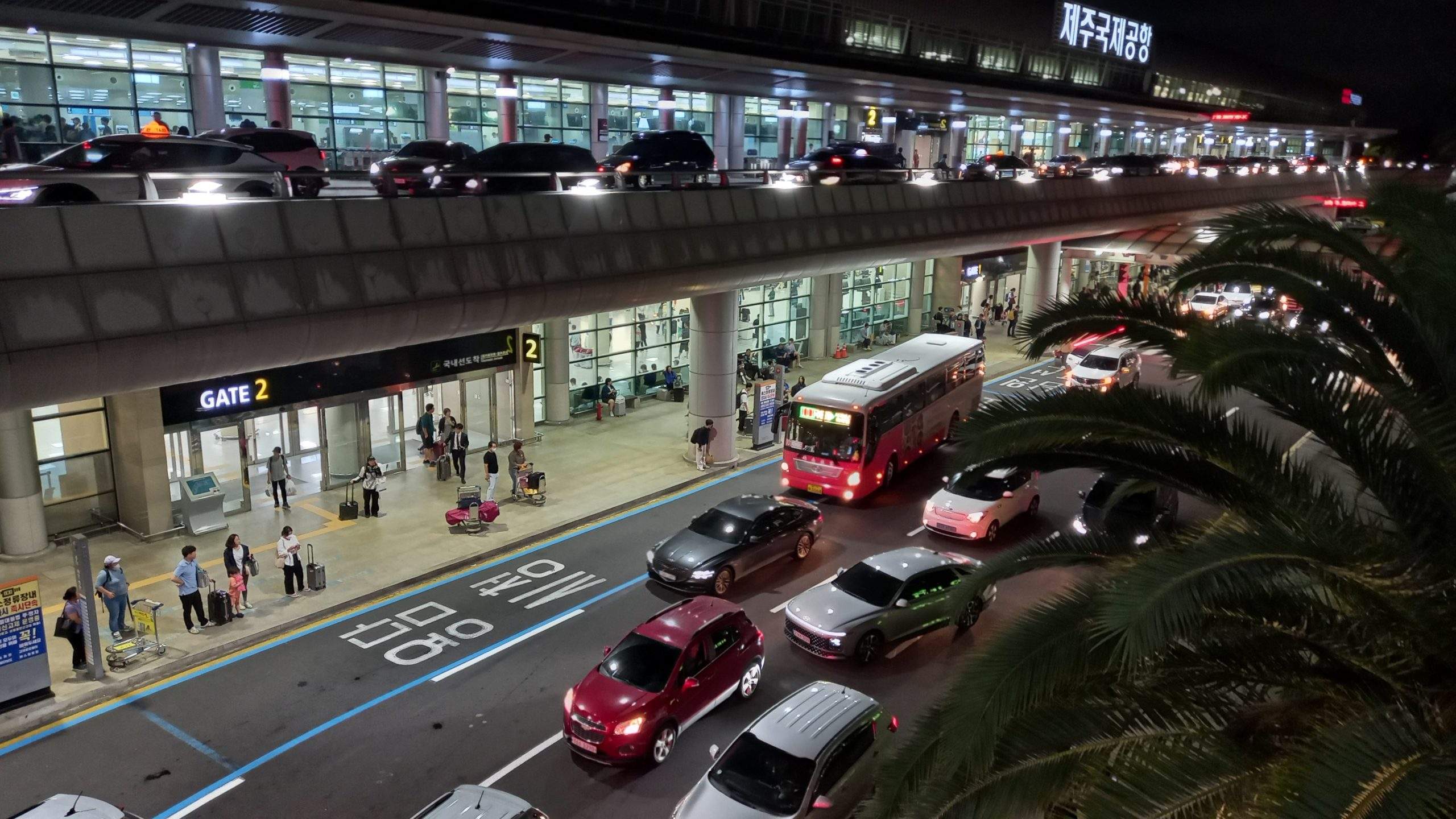 제주도 여행: 렌터카 셔틀버스 분위기 20시 제주공항